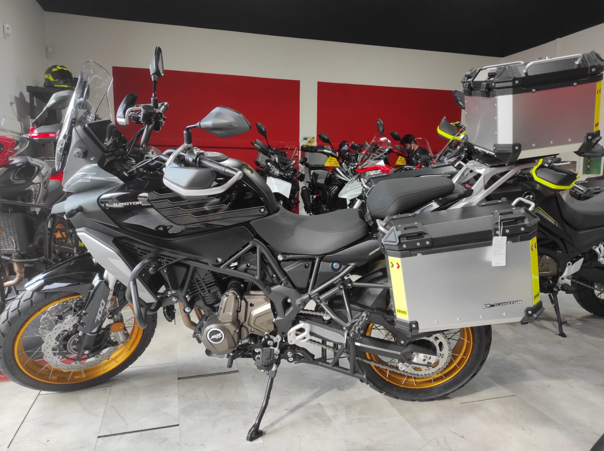 SRT 700 SX 2025 6690€ COMPRESO DI TRIO BORSE E IMMATRICOLAZIONE!!!
